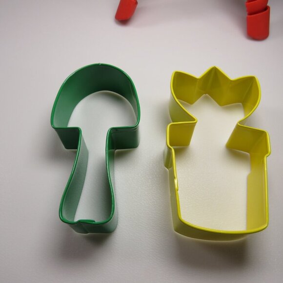 Cookie Cutters Metal Spring Tulip in Pot & Shovel Enamel Painted - Picture 2 of 4